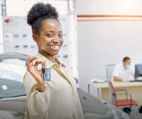 A woman after scheduling car rental services in Kinshasa